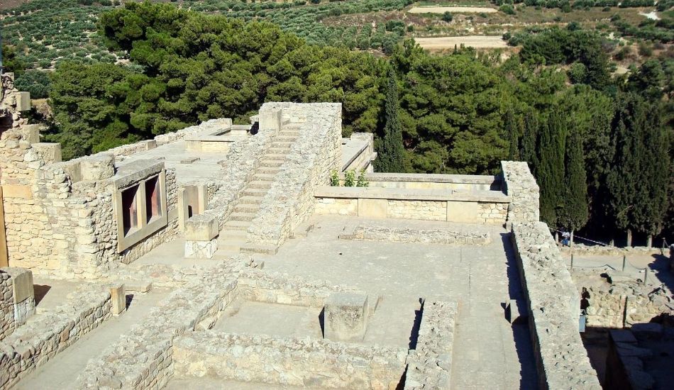 Knossos-Palace-with-car